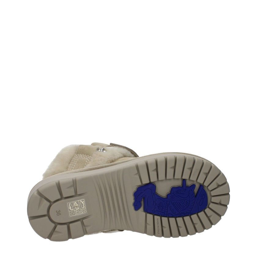 Green Leather SlippersDescription: The product with MPN 8095351 and code F82605 suede in green is a slippers and clogs designed by Burberry. It has features like fur detail. Additional Info: Style: Casual Closing type: Buckle Closure Shoe sole: Rubber Sho