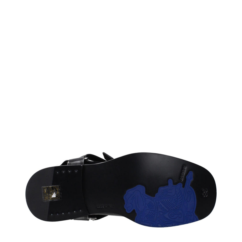 Black Leather BootsDescription: The product with MPN 8077392 and code F82845 leather in black is a boots designed by Burberry. Additional Info: Style: Casual Closing type: Buckle Closure Shoe sole: Leather Heel height: 3.5 cm Shoe tip: Round toe Heel type