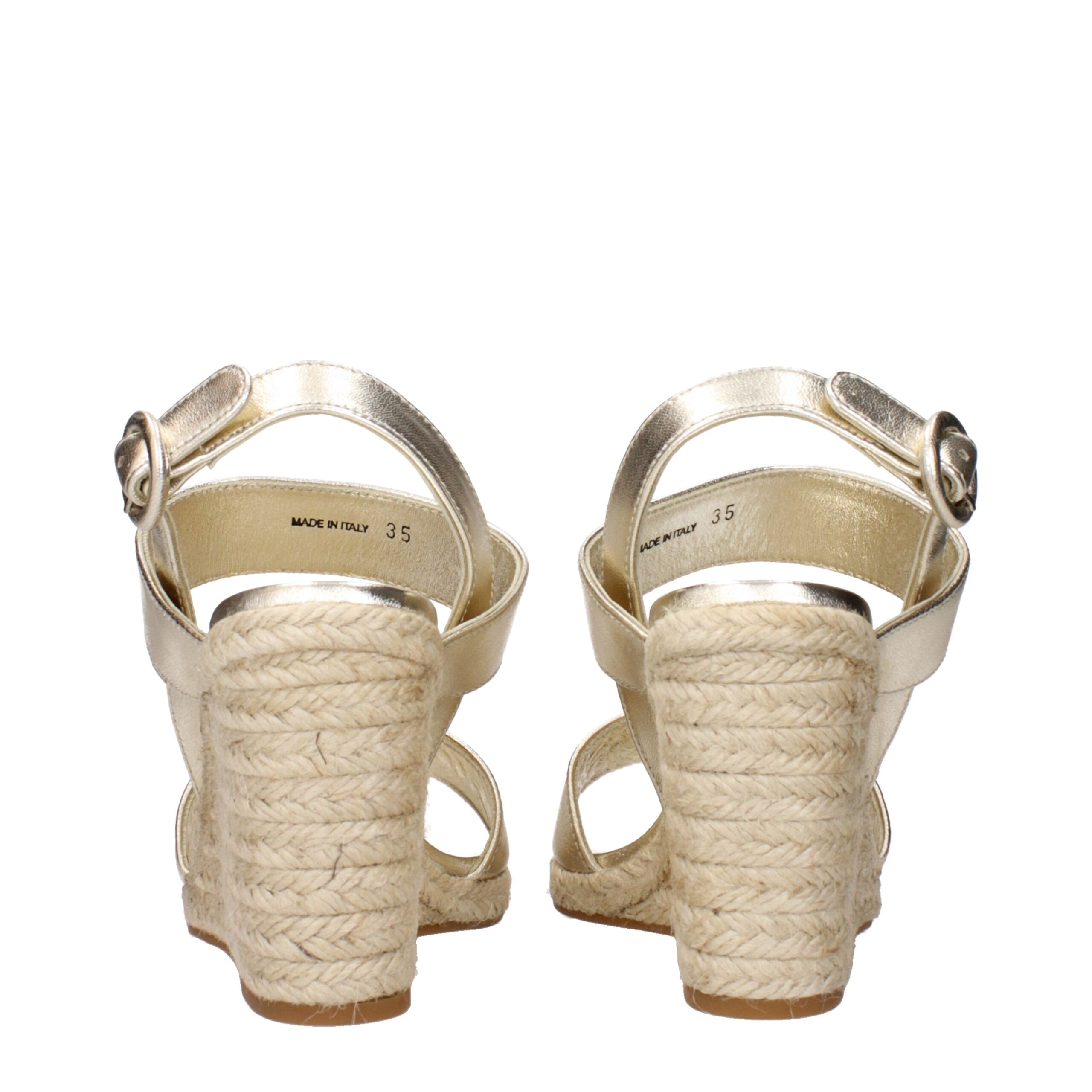 Gold Leather Wedge SandalsDescription: The product with MPN 1XZ69204C095F0846 and code F83676 leather in gold is a wedges designed by Prada. It has features like vintage effect.Gold Leather Wedge Sandals${tagsPradaAulae Gold Leather Wedge Sandals PradaAul