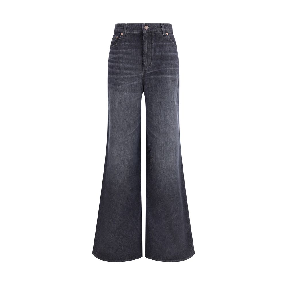 Black Cotton Flared JeansPure cotton five-pocket Jeans by Chloé feature a front zip-and-button closure. The mid-rise style has belt loops at the waist and features a logo leather patch applied at the back. An essential garment with a versatile design, ide