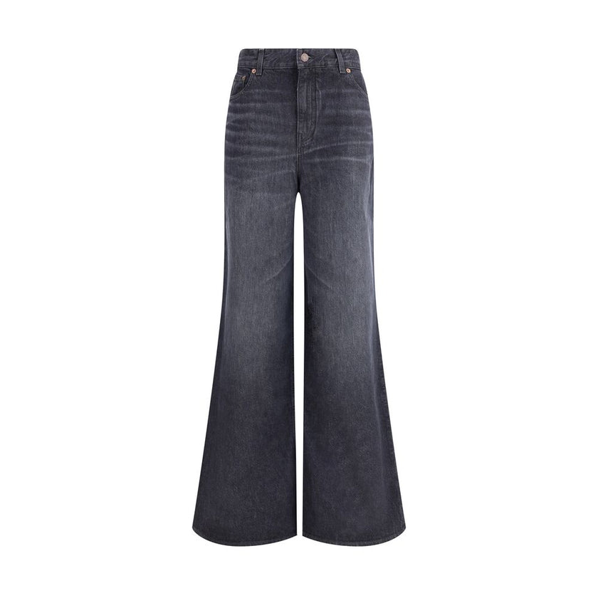 Black Cotton Flared JeansPure cotton five-pocket Jeans by Chloé feature a front zip-and-button closure. The mid-rise style has belt loops at the waist and features a logo leather patch applied at the back. An essential garment with a versatile design, ide