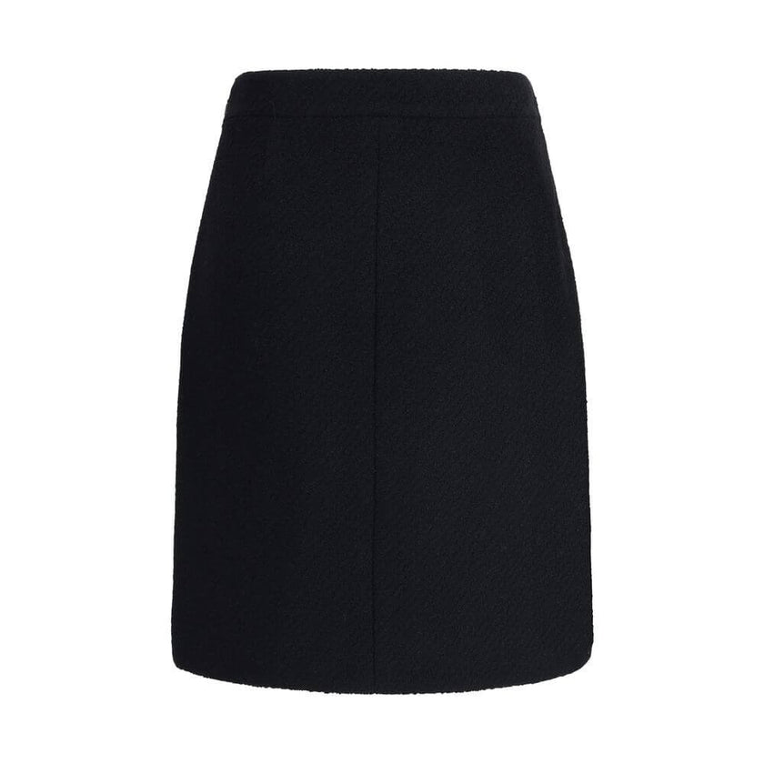 Black Wool Midi SkirtChloé’s Bouclé wool midi Skirt is a sleek, structured piece designed to hit the knee. Crafted from premium bouclé wool, it features front flap pockets accented with gold-tone buttons. The side zip and hook fastening on the left hip en