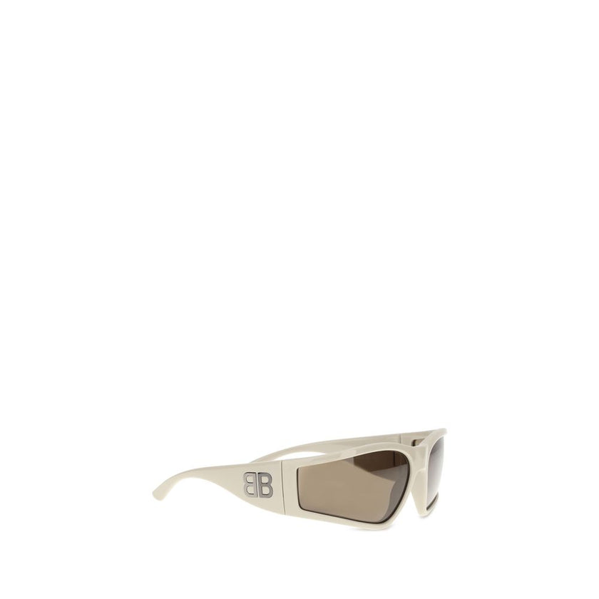 Cream Polyamide SunglassesBalenciaga’s Sunset D-Frame Sunglasses combine innovative design and sustainability. Featuring a naturally sourced injected nylon frame and temples, they feature a D-frame design with lenses with curved sides that ensure a comfor
