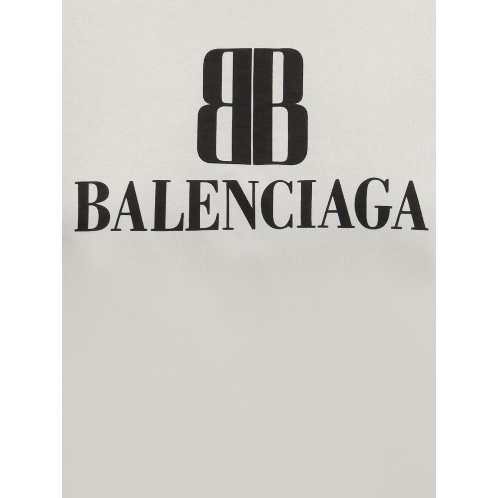 Gray Cotton T-ShirtBalenciaga’s Logo T-Shirt combines a minimal aesthetic with the house’s signature oversized lines. Made from soft cotton, it features a ribbed crew neck and dropped shoulders for a relaxed, contemporary fit. The printed logo on the fron