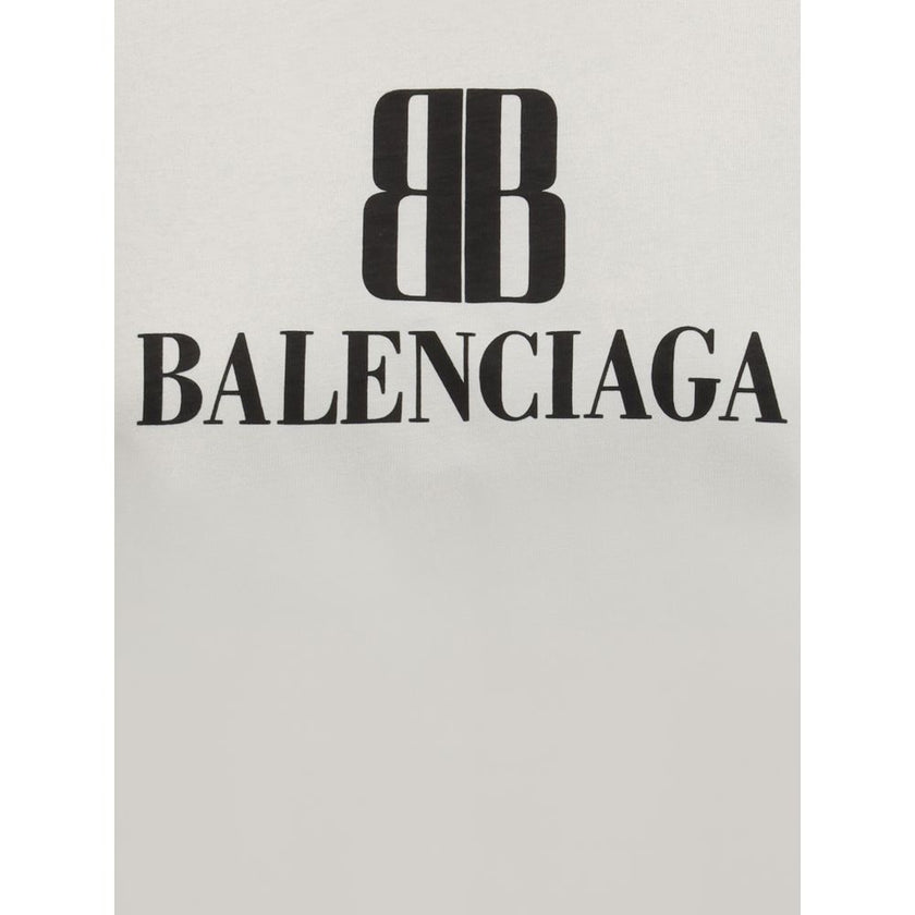 Gray Cotton T-ShirtBalenciaga’s Logo T-Shirt combines a minimal aesthetic with the house’s signature oversized lines. Made from soft cotton, it features a ribbed crew neck and dropped shoulders for a relaxed, contemporary fit. The printed logo on the fron