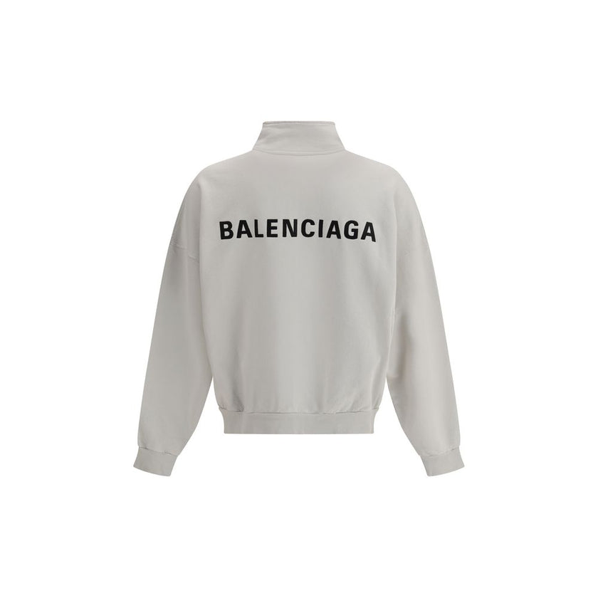 White Cotton SweatshirtBalenciaga’s Logo Sweatshirt stands out for its worn effect, which gives the garment a worn and contemporary character. On the front it features two patch pockets, practical and with a casual look, while the hem and cuffs are finish
