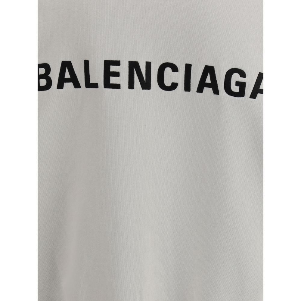 White Cotton SweatshirtBalenciaga’s Logo Sweatshirt stands out for its worn effect, which gives the garment a worn and contemporary character. On the front it features two patch pockets, practical and with a casual look, while the hem and cuffs are finish