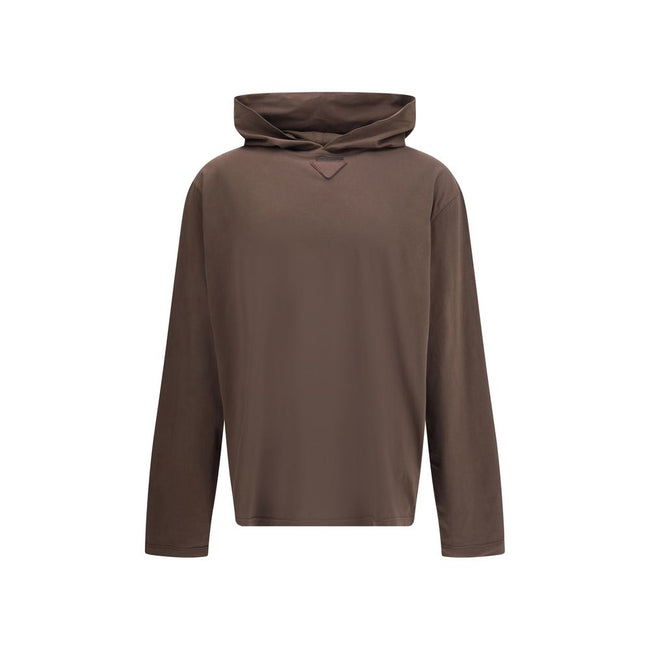 Brown Cotton SweatshirtPrada’s lightweight Hoodie is a garment with a modern, minimalist allure. The triangular logo patch on the front adds an iconic and recognizable detail, while the lightweight fabric ensures comfort and versatility, ideal for a casua