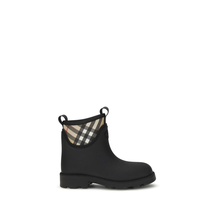 Black Rubber Ankle BootsBurberry’s Marsh Stamp rubber Ankle Boots feature a round toe and the iconic Equestrian Knight Design stamped on the front. Burberry lettering is featured on the sole, completing a practical model with a distinctive style, ideal fo