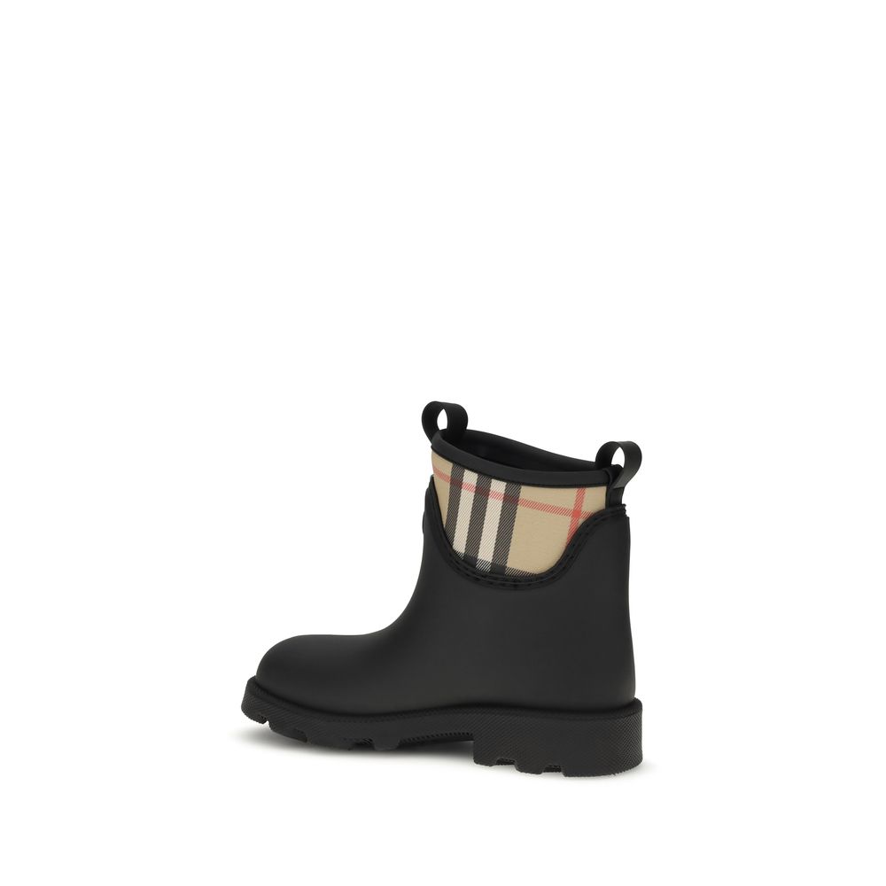 Black Rubber Ankle BootsBurberry’s Marsh Stamp rubber Ankle Boots feature a round toe and the iconic Equestrian Knight Design stamped on the front. Burberry lettering is featured on the sole, completing a practical model with a distinctive style, ideal fo