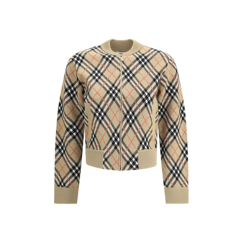 Beige Wool CardiganBurberry’s Check Cardigan is a casual-inspired garment enhanced by the house’s unmistakable check pattern. Featuring a front zipper closure, it has a ribbed collar, hem and cuffs for a comfortable, fitted fit. The two side welt pockets