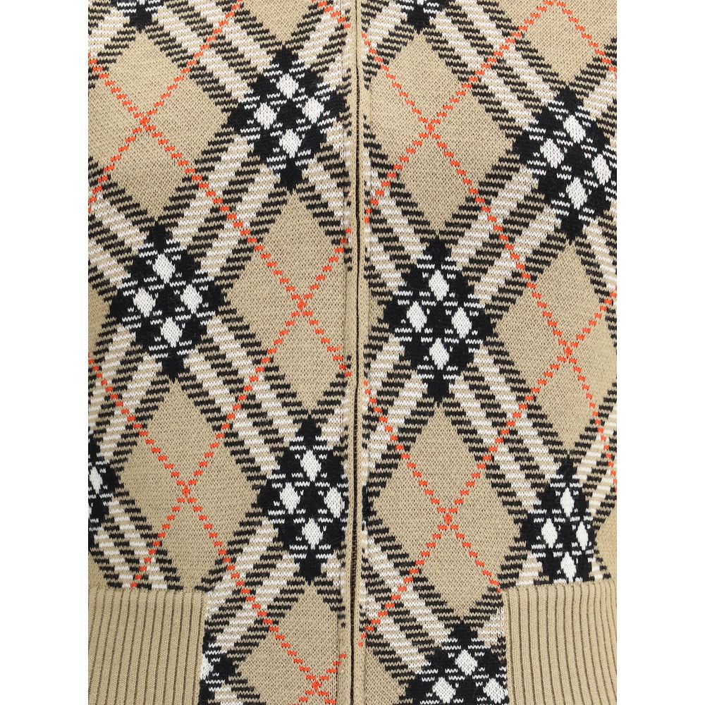 Beige Wool CardiganBurberry’s Check Cardigan is a casual-inspired garment enhanced by the house’s unmistakable check pattern. Featuring a front zipper closure, it has a ribbed collar, hem and cuffs for a comfortable, fitted fit. The two side welt pockets