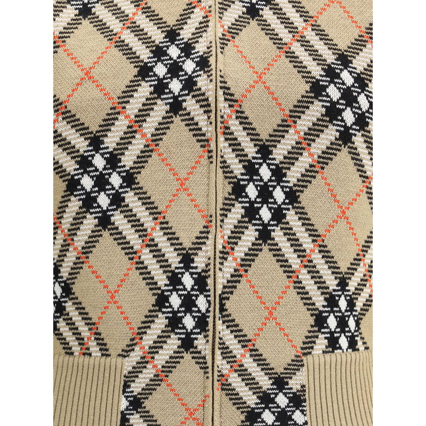 Beige Wool CardiganBurberry’s Check Cardigan is a casual-inspired garment enhanced by the house’s unmistakable check pattern. Featuring a front zipper closure, it has a ribbed collar, hem and cuffs for a comfortable, fitted fit. The two side welt pockets
