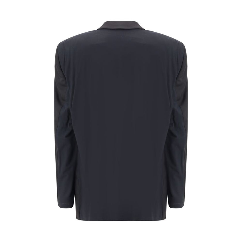 Black Wool ClothingBalenciaga’s deconstructed Blazer is a garment with a bold, contemporary style designed for those who like to dare with elegance. Unlined for a lighter, more casual effect, it features extended shoulders enhanced by internal straps that