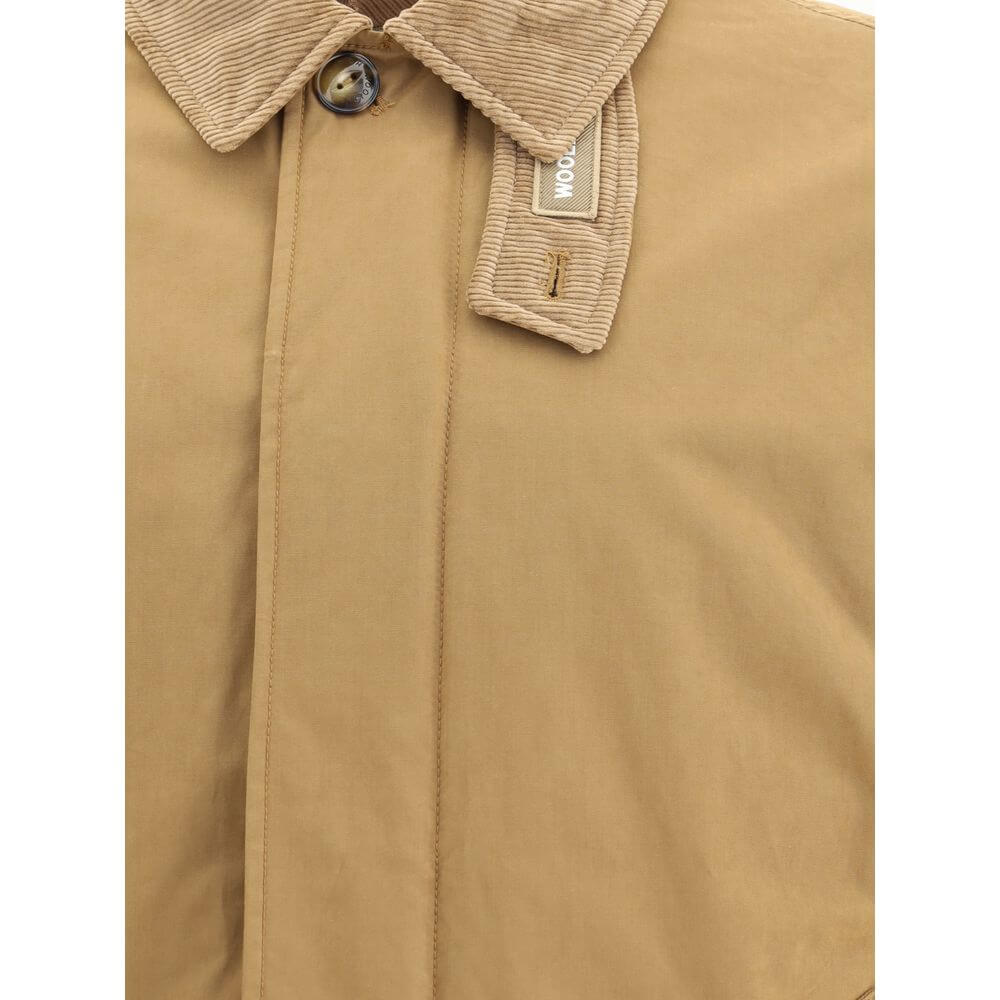 Beige Polyester CoatWoolrich’s Lamar padded Jacket is designed to take on winter with elegance and functionality. Featuring a knee length, it offers optimal protection from the cold without sacrificing style. The classic corduroy collar adds a refined, te