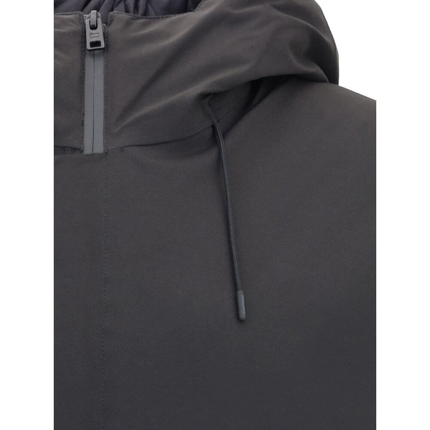Black Polyester Shell JacketWoolrich’s Crestmont Jacket combines functionality and versatility in a clean, contemporary design. Featuring an adjustable drawstring hood, it is designed to adapt to different weather conditions thanks to the ability to remov