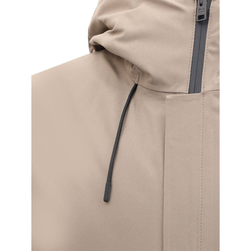 Beige Polyester Shell JacketWoolrich’s Crestmont Jacket combines functionality and versatility in a clean, contemporary design. Featuring an adjustable drawstring hood, it is designed to adapt to different weather conditions thanks to the ability to remov