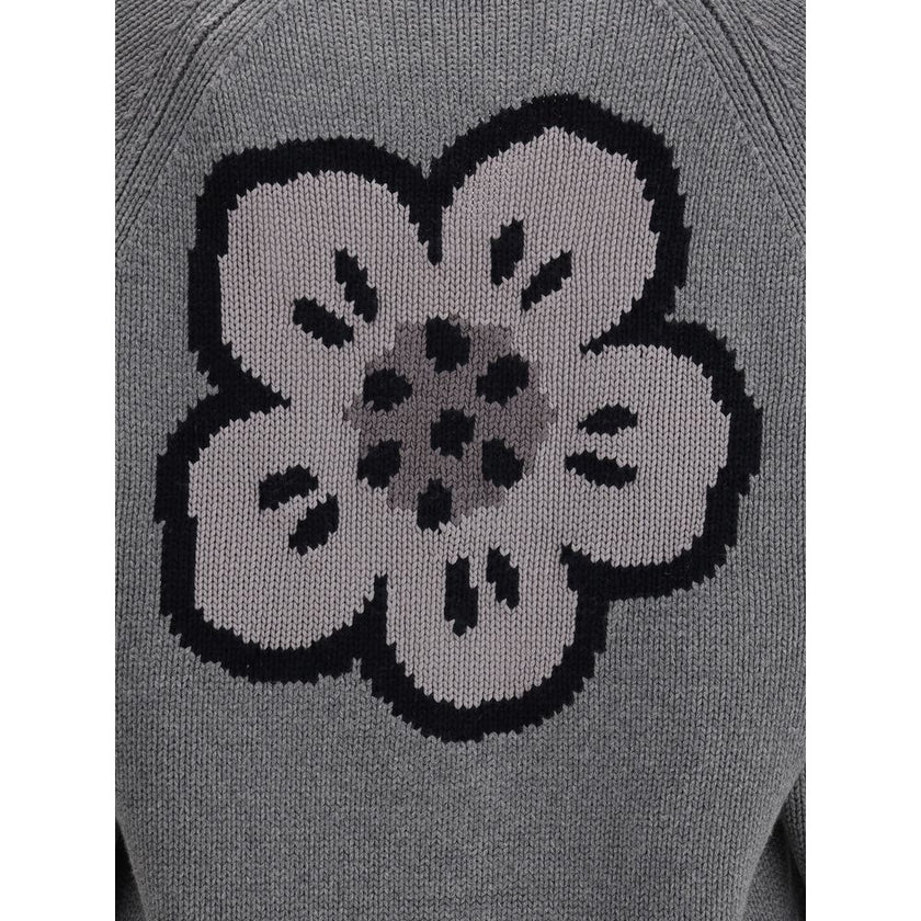 Boke Flower CardiganKenzo’s Boke Flower Cardigan, made from a fine blend of cotton and wool, combines tradition and modernity with a richly detailed design. Featuring a V-neckline and raglan sleeves, it offers a relaxed and comfortable fit. The front clos