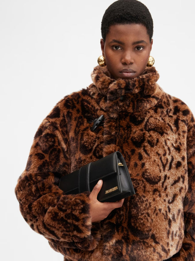 Le Bambino Long Black BagJACQUEMUS Gorgeous brand new, 100% Authentic Jacquemus Le Bambino Long Black Bag Model: 213BA007-3066-390 Color: Black with Gold Hardware – Leather shoulder bag – Magnetic flap closure – Thin, non-adjustable shoulder strap – Insid