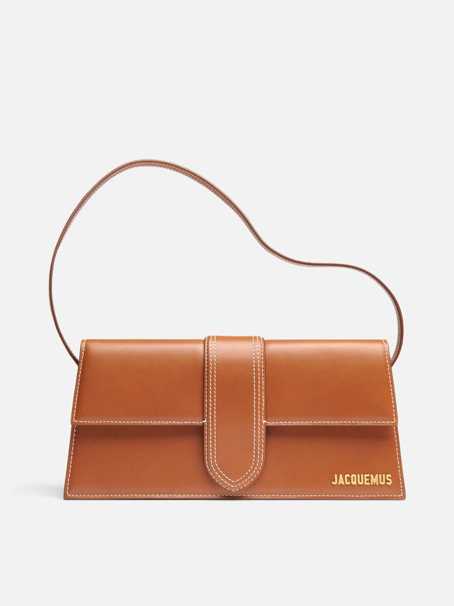 Le Bambino Long Brown BagJACQUEMUS Gorgeous brand new, 100% Authentic Jacquemus Le Bambino Long Brown Bag Model: 221BA013-3072-811 Color: Brown with Gold Hardware – Leather shoulder bag – Magnetic flap closure – Thin, non-adjustable shoulder strap – Insid