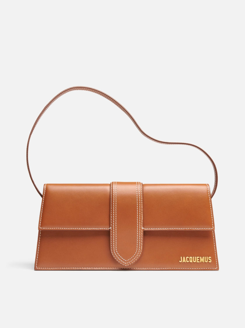 Le Bambino Long Brown BagJACQUEMUS Gorgeous brand new, 100% Authentic Jacquemus Le Bambino Long Brown Bag Model: 221BA013-3072-811 Color: Brown with Gold Hardware – Leather shoulder bag – Magnetic flap closure – Thin, non-adjustable shoulder strap – Insid