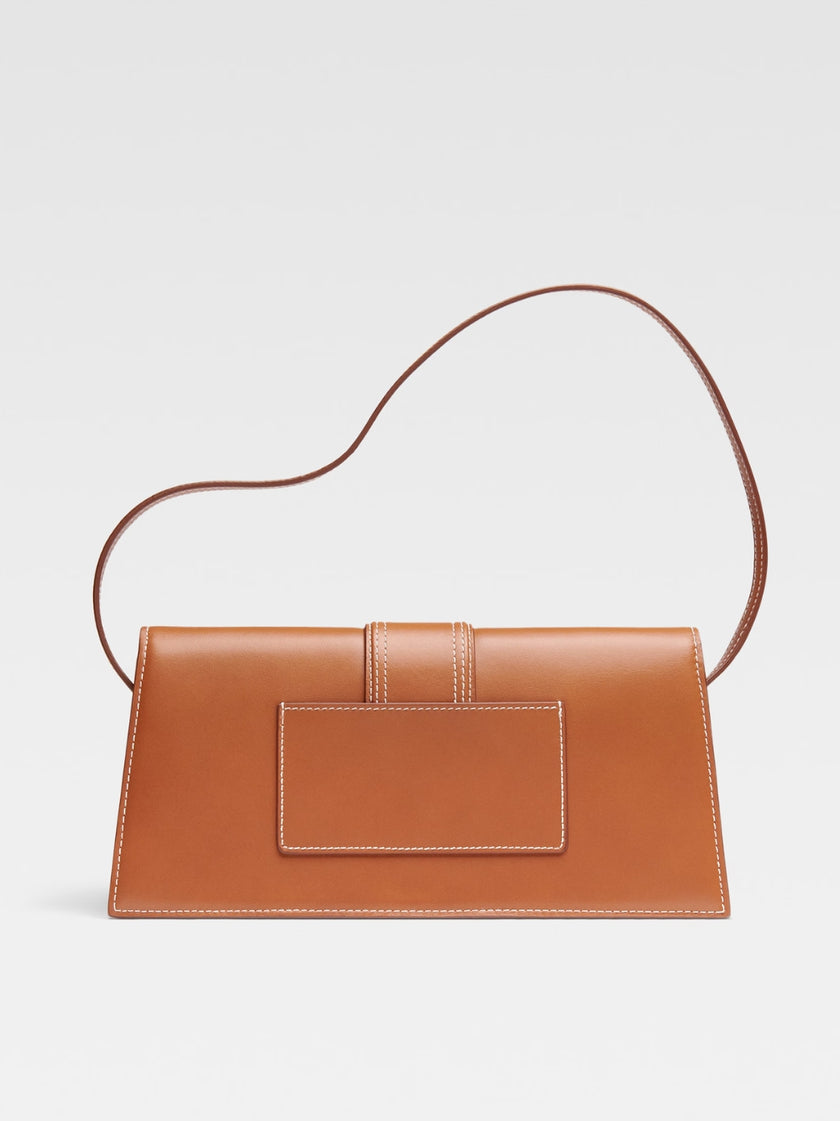 Le Bambino Long Brown BagJACQUEMUS Gorgeous brand new, 100% Authentic Jacquemus Le Bambino Long Brown Bag Model: 221BA013-3072-811 Color: Brown with Gold Hardware – Leather shoulder bag – Magnetic flap closure – Thin, non-adjustable shoulder strap – Insid