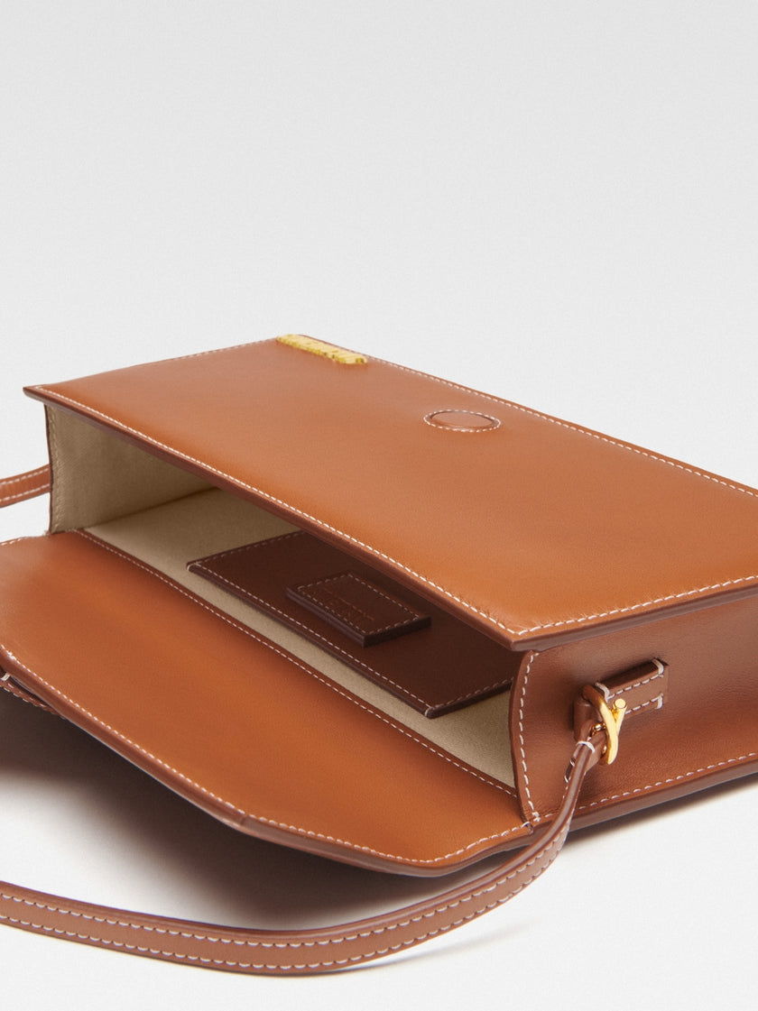 Le Bambino Long Brown BagJACQUEMUS Gorgeous brand new, 100% Authentic Jacquemus Le Bambino Long Brown Bag Model: 221BA013-3072-811 Color: Brown with Gold Hardware – Leather shoulder bag – Magnetic flap closure – Thin, non-adjustable shoulder strap – Insid