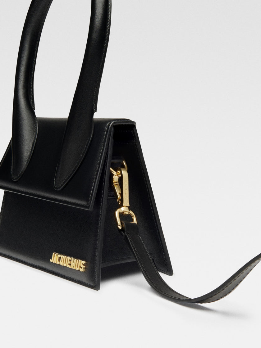 Le Chiquito Moyen Black BagJACQUEMUS Gorgeous brand new, 100% Authentic Jacquemus Le Chiquito Moyen Black Bag Model: BAW00002BC01C01990 Color: Black with Gold Hardware – Reinforced handle – Magnetic flap closure – Removable long shoulder strap – Inside po