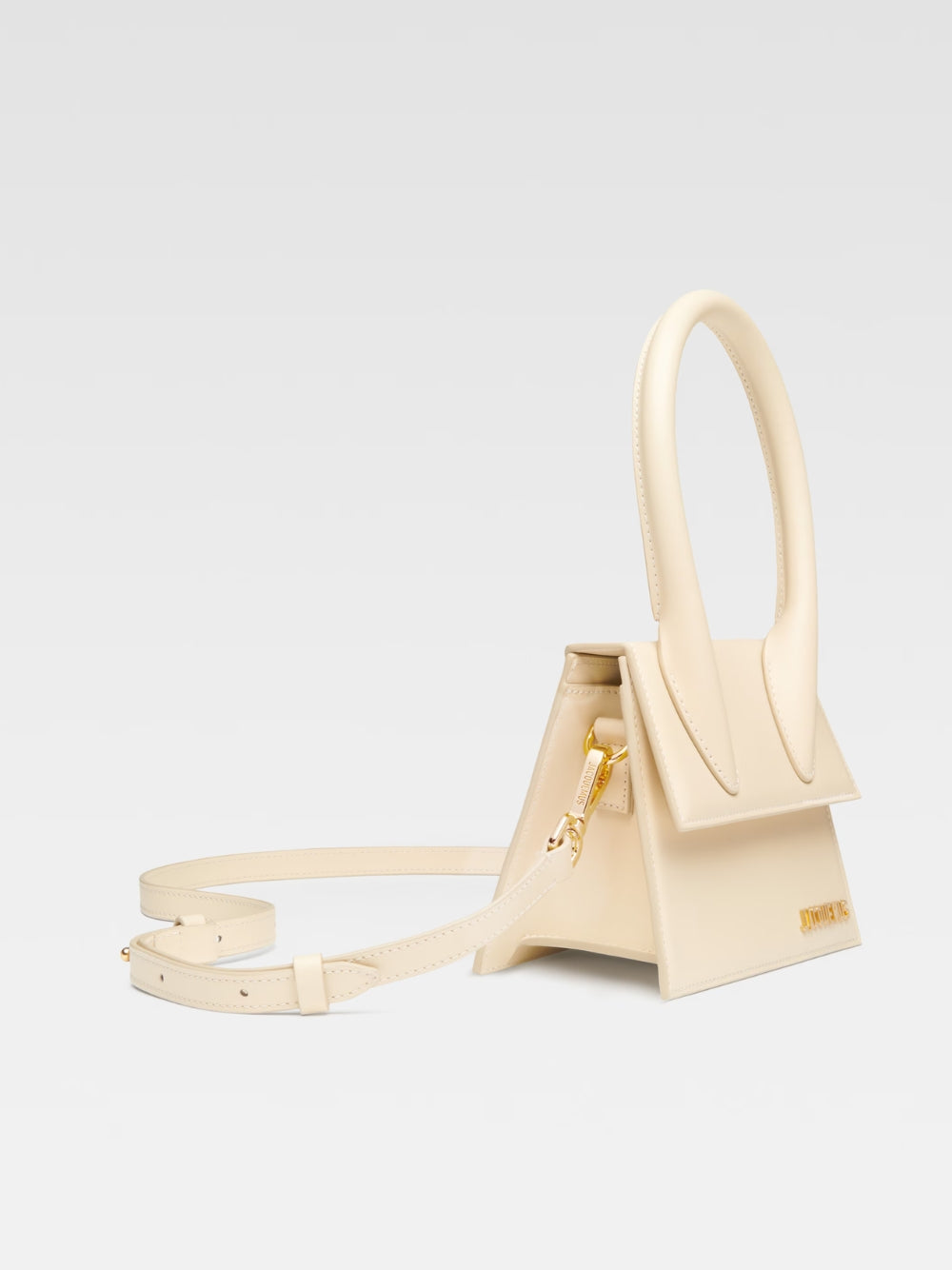 Le Chiquito Moyen Ivory BagJACQUEMUS Gorgeous brand new, 100% Authentic Jacquemus Le Chiquito Moyen Ivory Bag Model: 22E213BA002-3060-120 Color: Ivory with Gold Hardware – Reinforced handle – Magnetic flap closure – Removable long shoulder strap – Inside