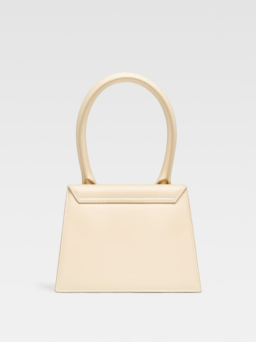 Le Chiquito Moyen Ivory BagJACQUEMUS Gorgeous brand new, 100% Authentic Jacquemus Le Chiquito Moyen Ivory Bag Model: 22E213BA002-3060-120 Color: Ivory with Gold Hardware – Reinforced handle – Magnetic flap closure – Removable long shoulder strap – Inside