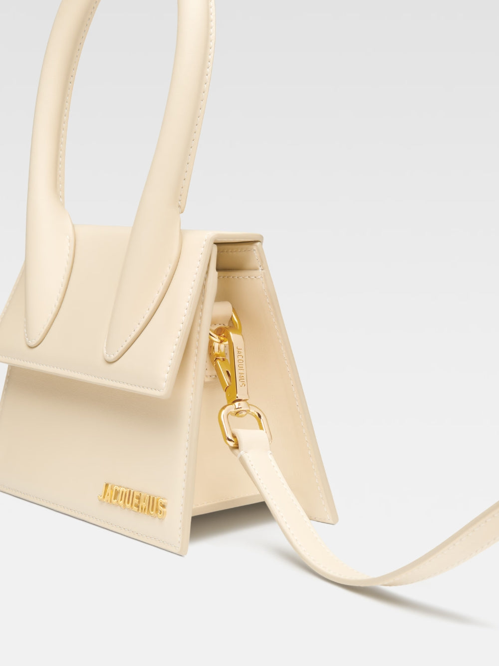Le Chiquito Moyen Ivory BagJACQUEMUS Gorgeous brand new, 100% Authentic Jacquemus Le Chiquito Moyen Ivory Bag Model: 22E213BA002-3060-120 Color: Ivory with Gold Hardware – Reinforced handle – Magnetic flap closure – Removable long shoulder strap – Inside