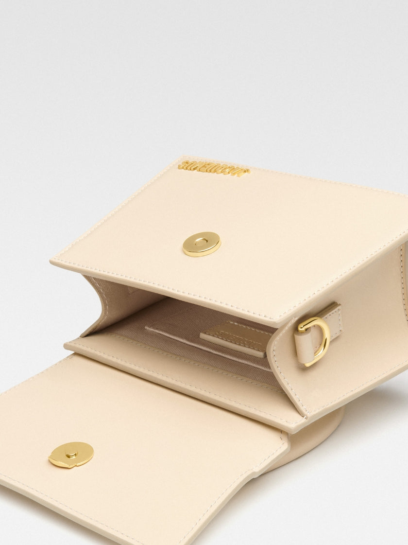 Le Chiquito Moyen Ivory BagJACQUEMUS Gorgeous brand new, 100% Authentic Jacquemus Le Chiquito Moyen Ivory Bag Model: 22E213BA002-3060-120 Color: Ivory with Gold Hardware – Reinforced handle – Magnetic flap closure – Removable long shoulder strap – Inside