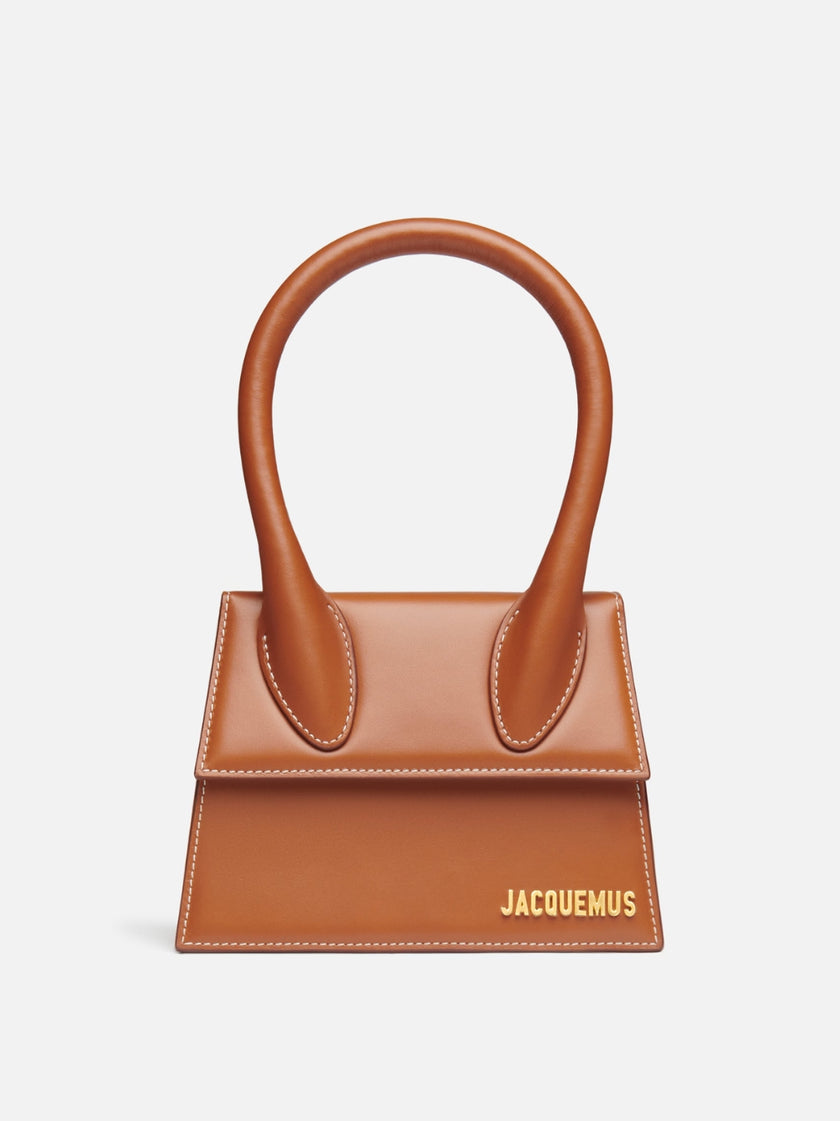 Le Chiquito Moyen Brown BagJACQUEMUS Gorgeous brand new, 100% Authentic Jacquemus Le Chiquito Moyen Brown Bag Model: 22H213BA002-3072-811 Color: Brown with Gold Hardware – Reinforced handle – Magnetic flap closure – Removable long shoulder strap – Inside
