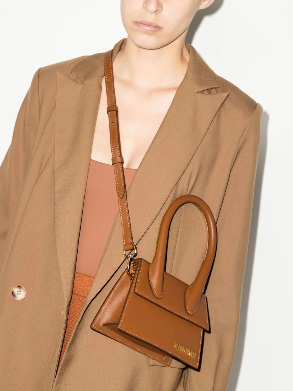 Le Chiquito Moyen Brown BagJACQUEMUS Gorgeous brand new, 100% Authentic Jacquemus Le Chiquito Moyen Brown Bag Model: 22H213BA002-3072-811 Color: Brown with Gold Hardware – Reinforced handle – Magnetic flap closure – Removable long shoulder strap – Inside