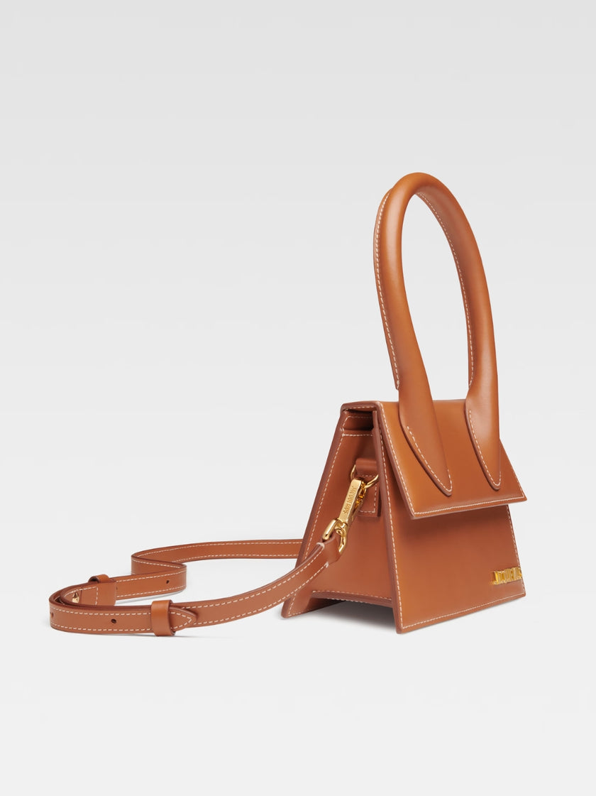Le Chiquito Moyen Brown BagJACQUEMUS Gorgeous brand new, 100% Authentic Jacquemus Le Chiquito Moyen Brown Bag Model: 22H213BA002-3072-811 Color: Brown with Gold Hardware – Reinforced handle – Magnetic flap closure – Removable long shoulder strap – Inside
