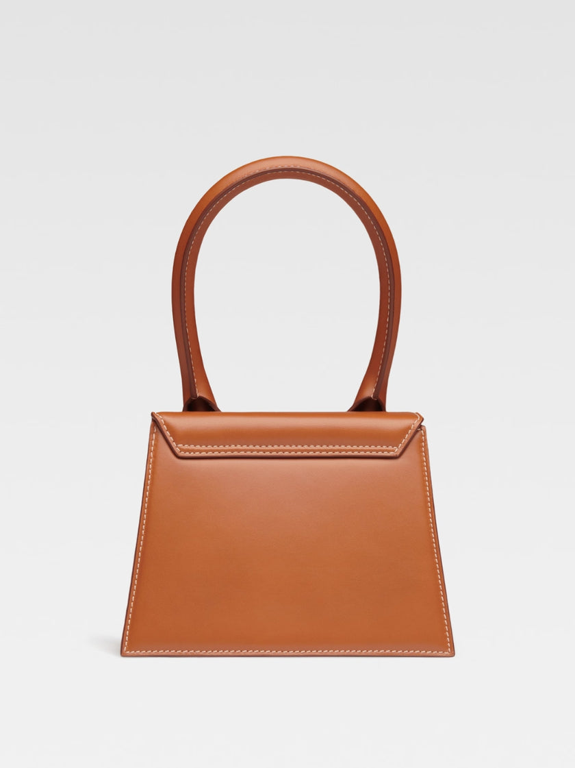 Le Chiquito Moyen Brown BagJACQUEMUS Gorgeous brand new, 100% Authentic Jacquemus Le Chiquito Moyen Brown Bag Model: 22H213BA002-3072-811 Color: Brown with Gold Hardware – Reinforced handle – Magnetic flap closure – Removable long shoulder strap – Inside