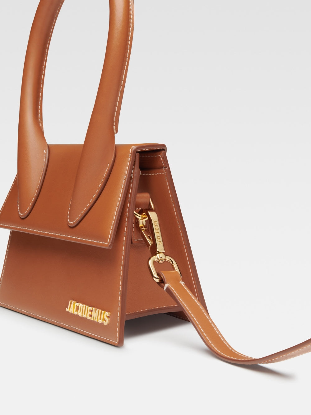 Le Chiquito Moyen Brown BagJACQUEMUS Gorgeous brand new, 100% Authentic Jacquemus Le Chiquito Moyen Brown Bag Model: 22H213BA002-3072-811 Color: Brown with Gold Hardware – Reinforced handle – Magnetic flap closure – Removable long shoulder strap – Inside
