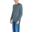 Green Organic Cotton SweaterThe Calvin Klein Jeans SOFT UTILITY RAGLAN J30J325672 men’s sweater is the perfect choice for those seeking both style and comfort. Crafted from 100% organic cotton, this sweater offers a soft touch on the skin and eco-friendly