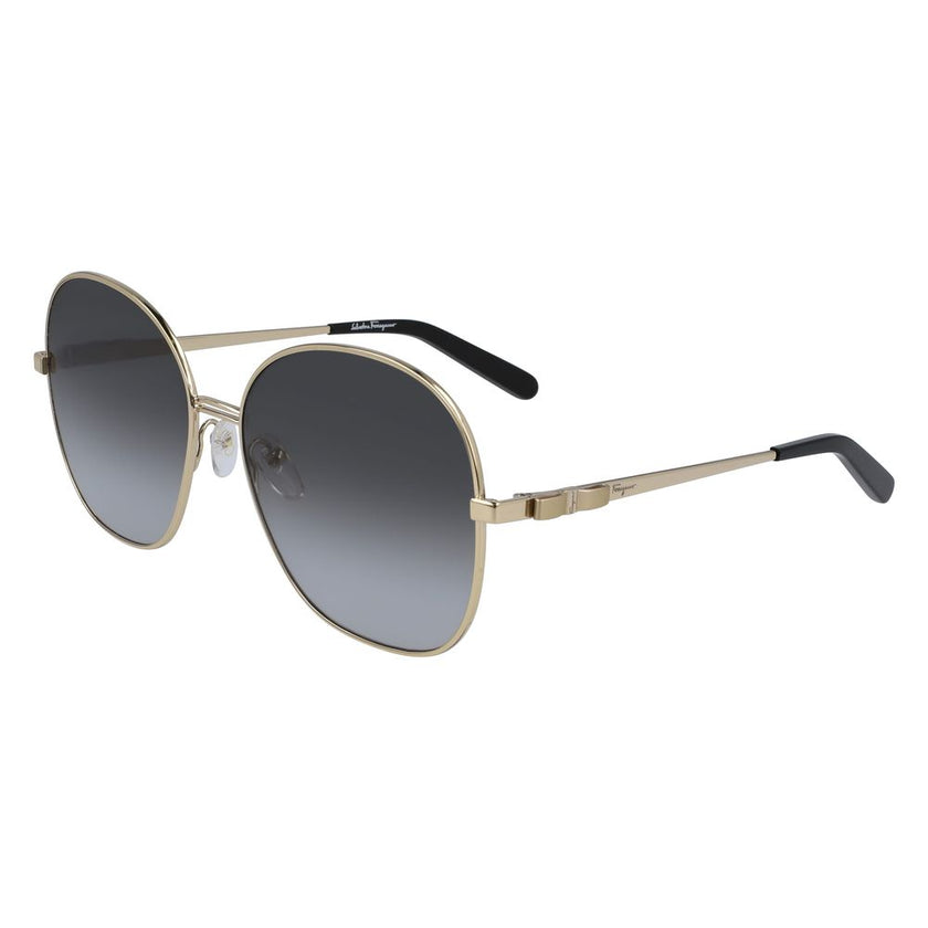 Gold Metal SunglassesSUNGLASSES SALVATORE FERRAGAMO WOMEN SF242S-711 (Lens/Bridge/Temple) 60/16/140 mm.Material: METAL.Colour: Gray Gradient gold.Measures (Lens/Bridge/Temple): 60/16/140mm.Gradient blue.UV filter 2Gold Metal Sunglasses${tagsSalvatore Ferr