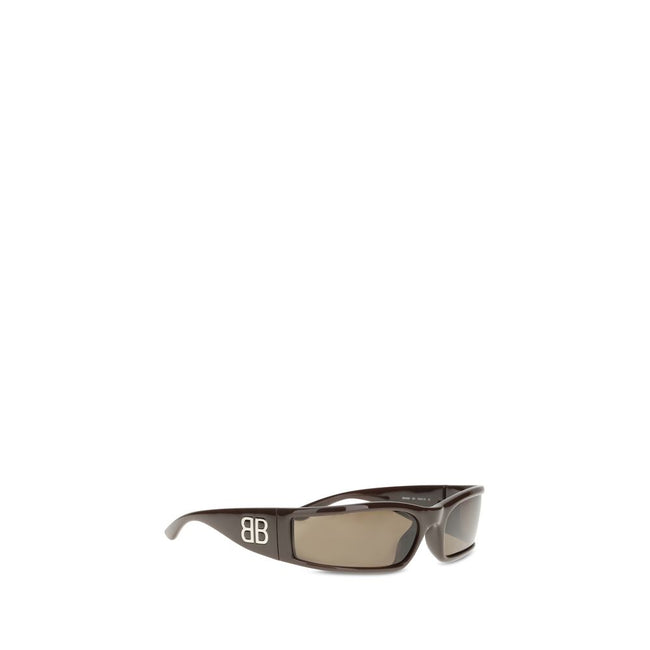 Brown Acetate SunglassesBalenciaga’s Sunset Sunglasses combine contemporary design and sustainability. Made of acetate, they are embellished with metallic logo details on the temples, adding a touch of distinctive elegance. The rectangular shape gives a m