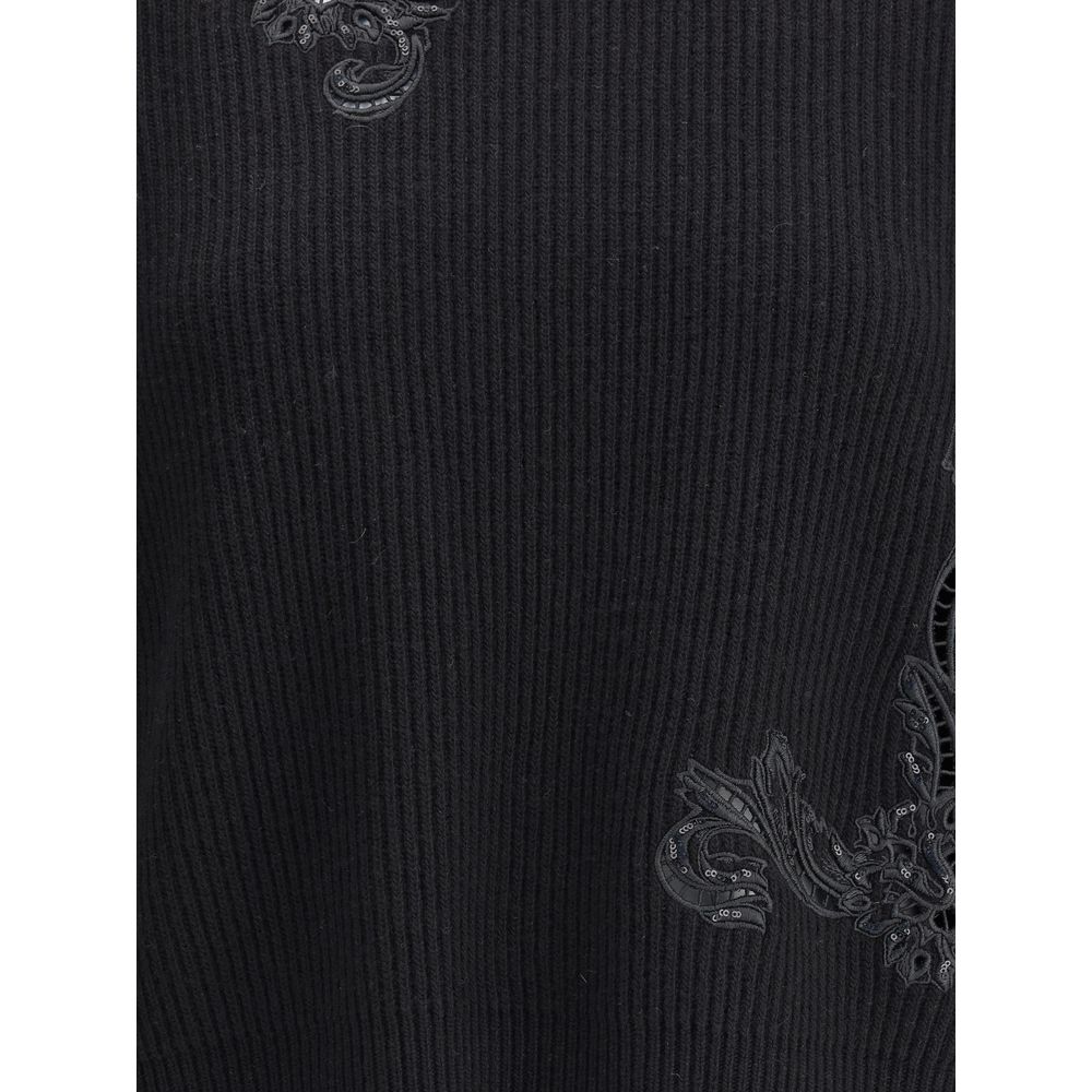 Black Fleece Wool SweatshirtVersace’s Barocco Leaf Embroidered Sweater is an elegant knitted wool top embellished with a refined Barocco Leaf motif thread embroidery, enriched with cut-outs and tone-on-tone micropaillettes. The design features a classic c