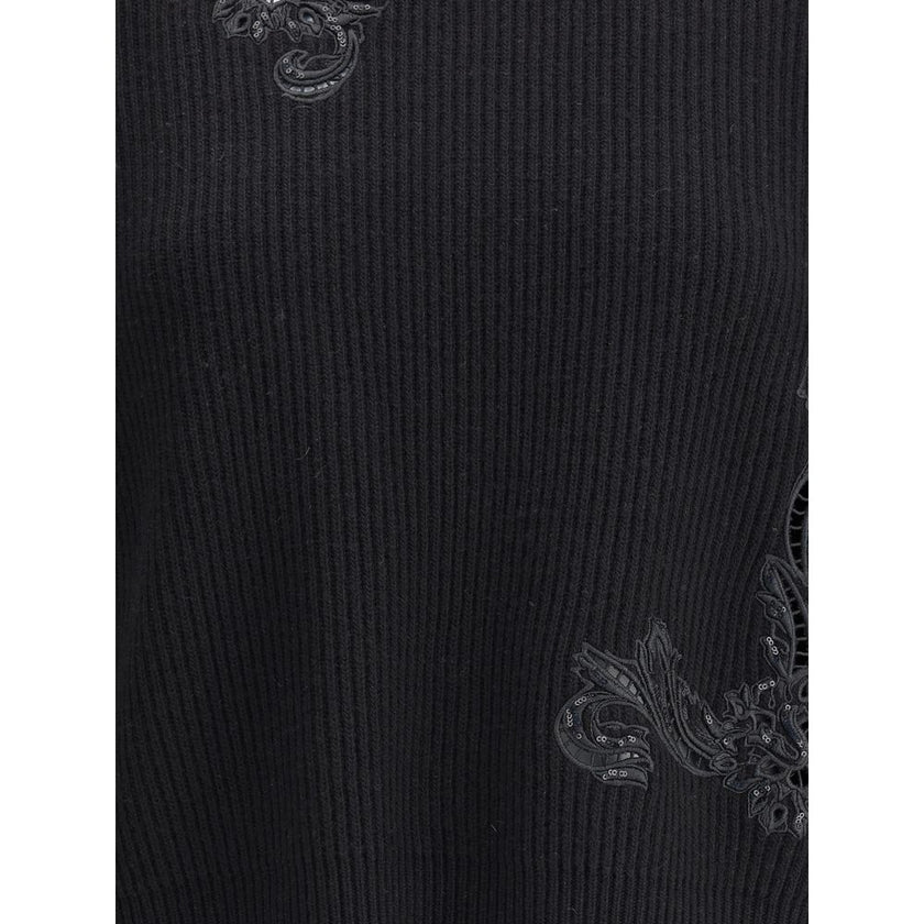 Black Fleece Wool SweatshirtVersace’s Barocco Leaf Embroidered Sweater is an elegant knitted wool top embellished with a refined Barocco Leaf motif thread embroidery, enriched with cut-outs and tone-on-tone micropaillettes. The design features a classic c