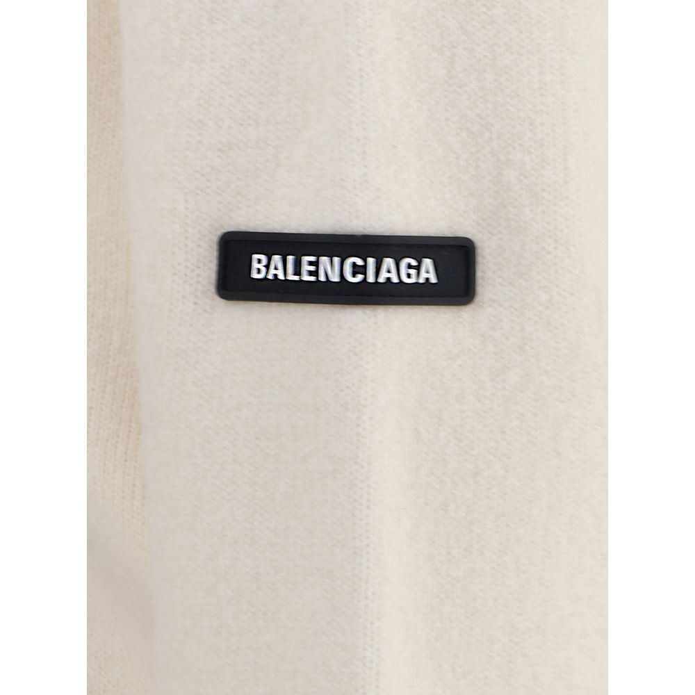 White Wool SweatshirtBalenciaga’s virgin wool Sweater is an essential piece that combines comfort and contemporary style. Made from fine virgin wool, it offers a soft and warm feel against the skin. The design includes a classic crew neck, dropped shoulde