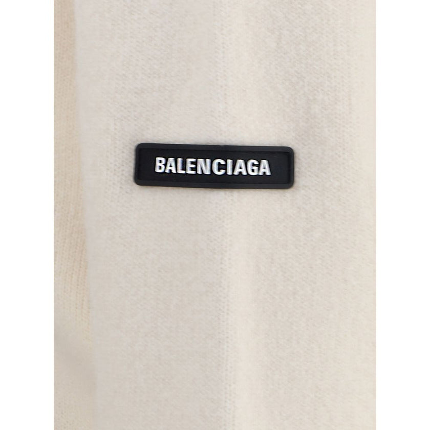 White Wool SweatshirtBalenciaga’s virgin wool Sweater is an essential piece that combines comfort and contemporary style. Made from fine virgin wool, it offers a soft and warm feel against the skin. The design includes a classic crew neck, dropped shoulde