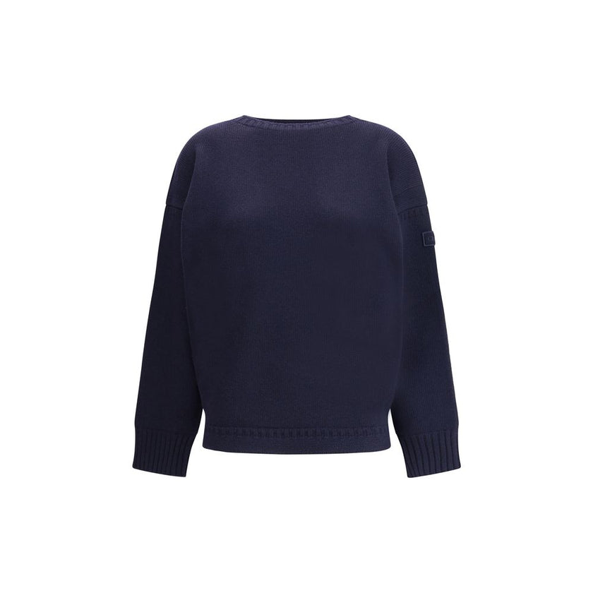 Blue Wool SweatshirtChloé’s Sweater is a luxurious and comfortable garment ideal for a sophisticated and relaxed look. Made from a fine wool and cashmere knit, it features an oversized design that amplifies its softness and snug fit. The crew neck, cuffs