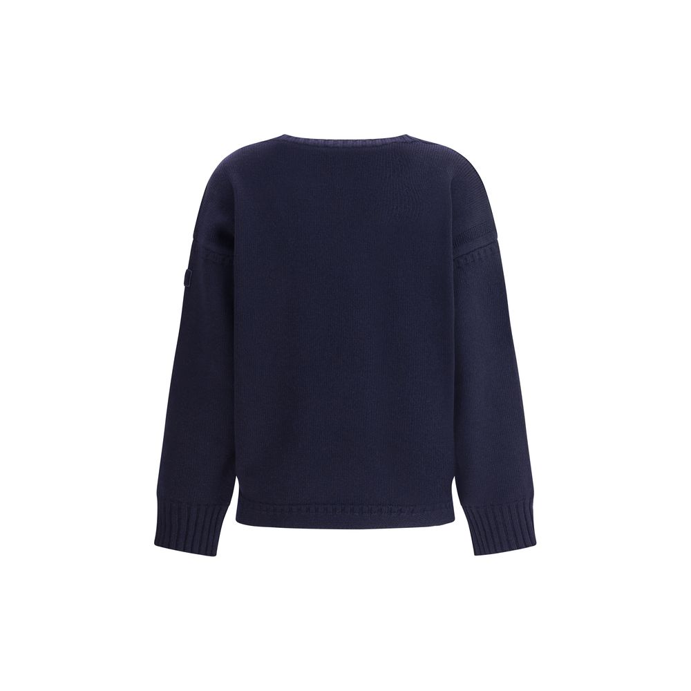 Blue Wool SweatshirtChloé’s Sweater is a luxurious and comfortable garment ideal for a sophisticated and relaxed look. Made from a fine wool and cashmere knit, it features an oversized design that amplifies its softness and snug fit. The crew neck, cuffs