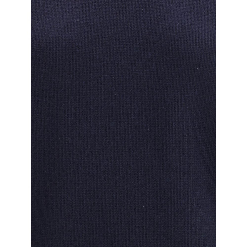 Blue Wool SweatshirtChloé’s Sweater is a luxurious and comfortable garment ideal for a sophisticated and relaxed look. Made from a fine wool and cashmere knit, it features an oversized design that amplifies its softness and snug fit. The crew neck, cuffs