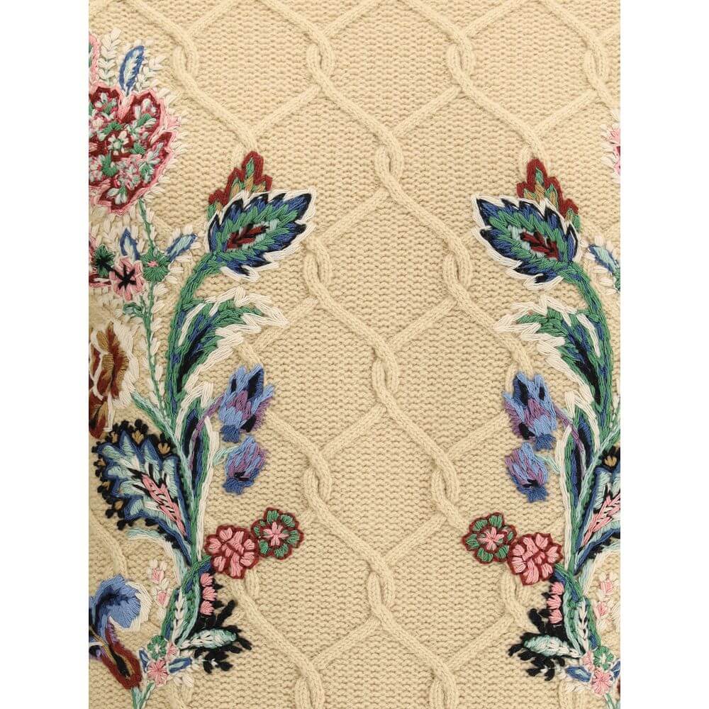 Beige Wool SweatshirtThe Etro Sweater combines comfort and sophistication with a distinctive touch. Crafted with a ribbed crew neck, hem and cuffs, it features a classic structure enhanced by floral embroidery sewn onto the front, which gives the garment