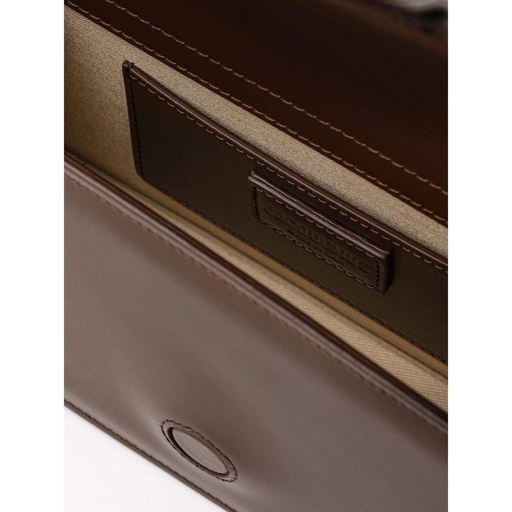 Brown Leather HandbagLe Grand Bambino Brown Leather Bag Jacquemus. Front opening with rigid flap and covered snap button. Single internal pocket, removable shoulder strap, applied back pocket. Composition: 100% Leather Brand Sku: 213BA007- 3100 850Brown L