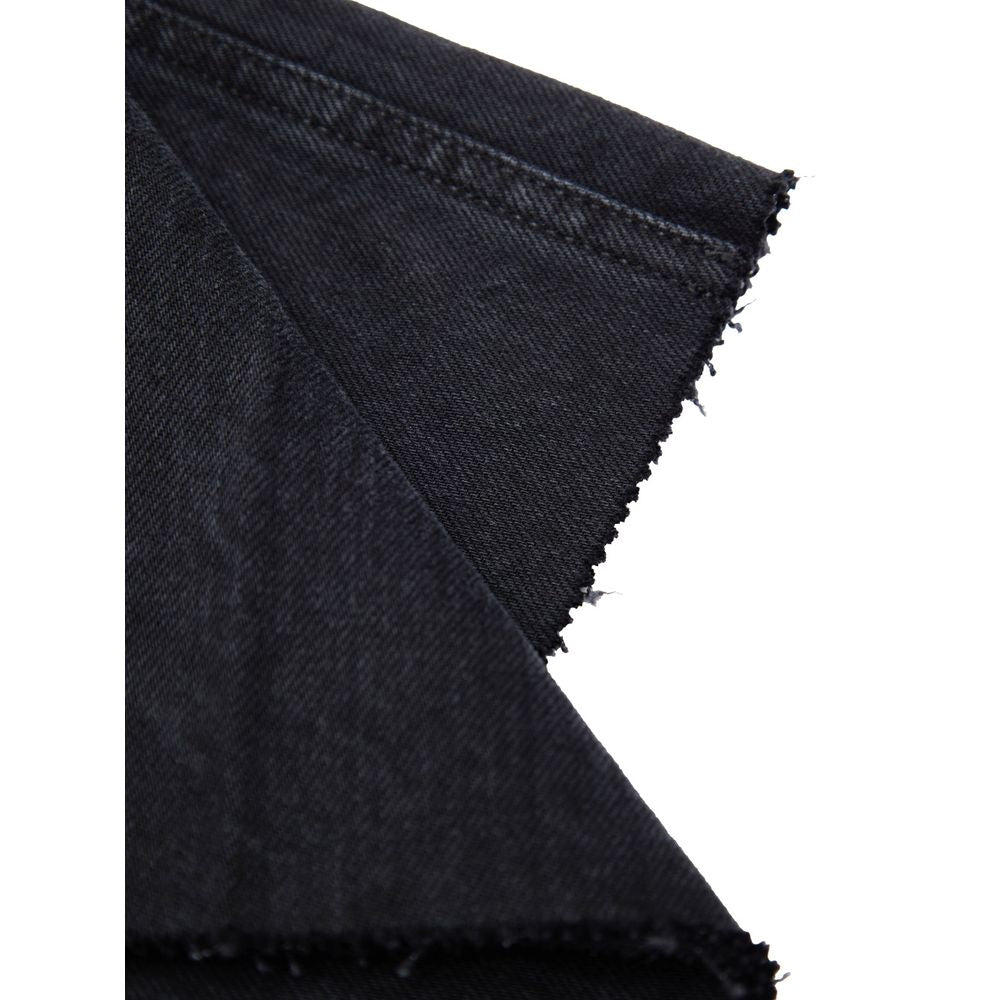 Black Cotton Relaxed Fit JeansGucci Relaxed Fit Black Denim Pants. In black, button and covered zip opening, five pockets, wide and straight leg. On the back tag in light leather with tone-on-tone embossed logo, on the front pocket iconic metal detail. Co
